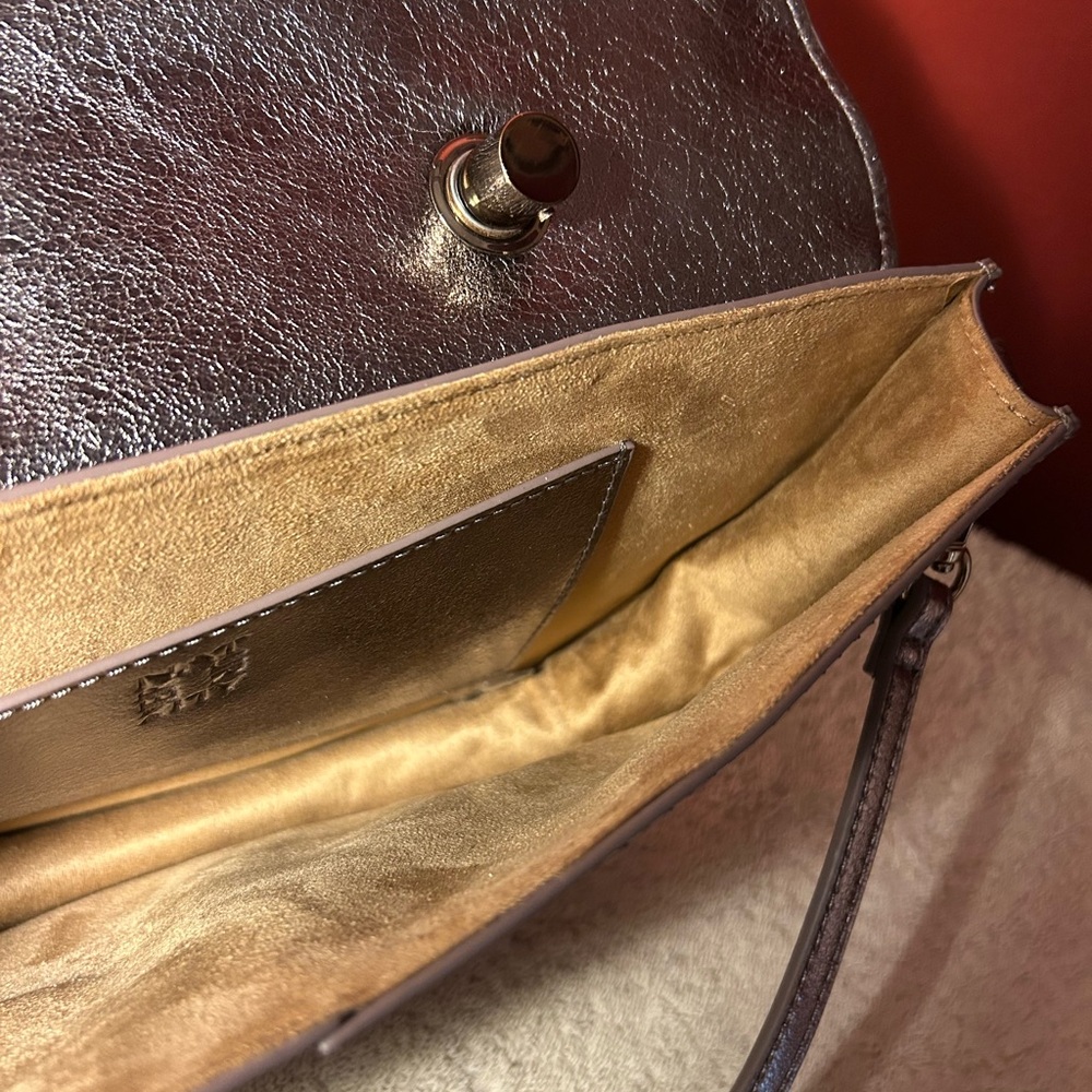 Elegant Metallic Colored  Leather Handbag - Picture 2 of 6